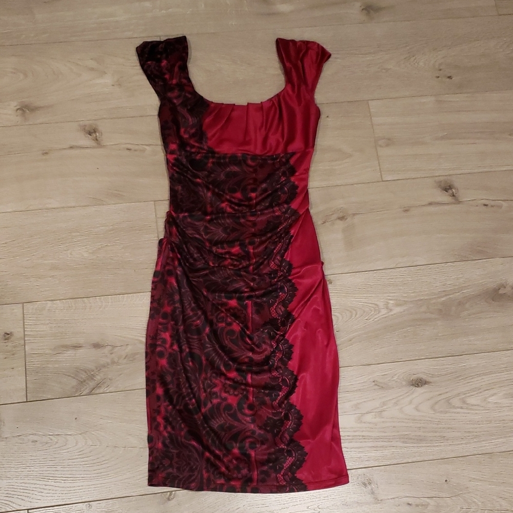 Elegant Red and Black Ruched Midi Dress